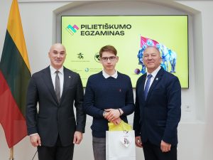  Apdovanoti tvirčiausias žinias pademonstravę Pilietiškumo egzamino nugalėtojai