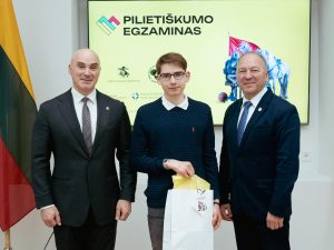  Apdovanoti tvirčiausias žinias pademonstravę Pilietiškumo egzamino nugalėtojai