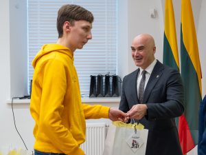  Apdovanoti tvirčiausias žinias pademonstravę Pilietiškumo egzamino nugalėtojai