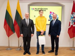  Apdovanoti tvirčiausias žinias pademonstravę Pilietiškumo egzamino nugalėtojai