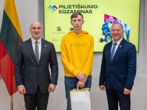  Apdovanoti tvirčiausias žinias pademonstravę Pilietiškumo egzamino nugalėtojai