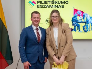  Apdovanoti tvirčiausias žinias pademonstravę Pilietiškumo egzamino nugalėtojai