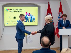  Apdovanoti tvirčiausias žinias pademonstravę Pilietiškumo egzamino nugalėtojai