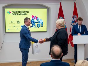  Apdovanoti tvirčiausias žinias pademonstravę Pilietiškumo egzamino nugalėtojai