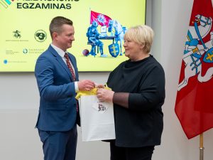  Apdovanoti tvirčiausias žinias pademonstravę Pilietiškumo egzamino nugalėtojai