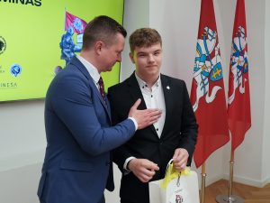  Apdovanoti tvirčiausias žinias pademonstravę Pilietiškumo egzamino nugalėtojai