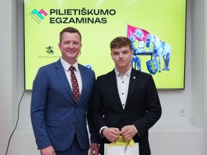  Apdovanoti tvirčiausias žinias pademonstravę Pilietiškumo egzamino nugalėtojai