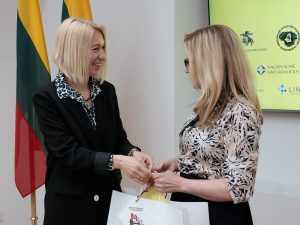  Apdovanoti tvirčiausias žinias pademonstravę Pilietiškumo egzamino nugalėtojai