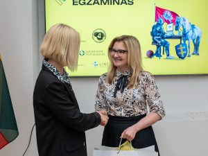  Apdovanoti tvirčiausias žinias pademonstravę Pilietiškumo egzamino nugalėtojai