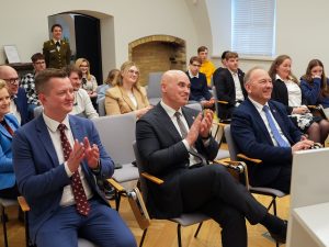  Apdovanoti tvirčiausias žinias pademonstravę Pilietiškumo egzamino nugalėtojai