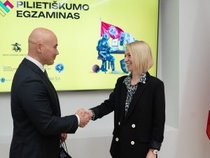  Apdovanoti tvirčiausias žinias pademonstravę Pilietiškumo egzamino nugalėtojai