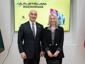  Apdovanoti tvirčiausias žinias pademonstravę Pilietiškumo egzamino nugalėtojai