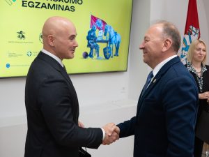  Apdovanoti tvirčiausias žinias pademonstravę Pilietiškumo egzamino nugalėtojai