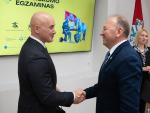  Apdovanoti tvirčiausias žinias pademonstravę Pilietiškumo egzamino nugalėtojai