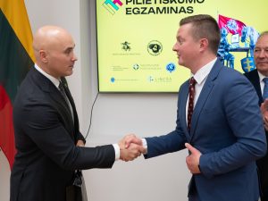  Apdovanoti tvirčiausias žinias pademonstravę Pilietiškumo egzamino nugalėtojai