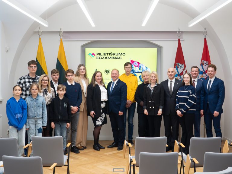 Apdovanoti tvirčiausias žinias pademonstravę Pilietiškumo egzamino nugalėtojai