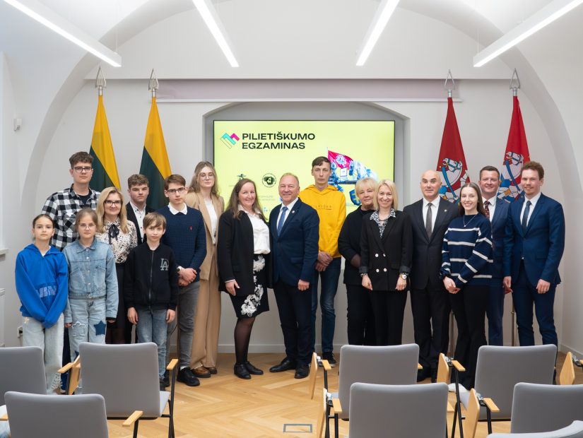 Apdovanoti tvirčiausias žinias pademonstravę Pilietiškumo egzamino nugalėtojai