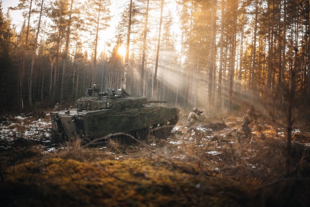 Krašto apsaugos ministrė pasirašė ketinimų protokolą dėl pėstininkų kovos mašinų CV90 įsigijimo