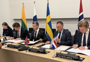  Krašto apsaugos ministrė pasirašė ketinimų protokolą dėl pėstininkų kovos mašinų CV90 įsigijimo