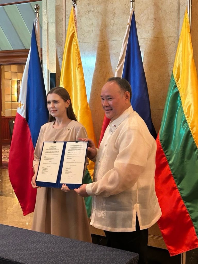 Krašto apsaugos ministrė D. Šakalienė oficialaus vizito Filipinuose metu pasirašė gynybos bendradarbiavimo susitarimą