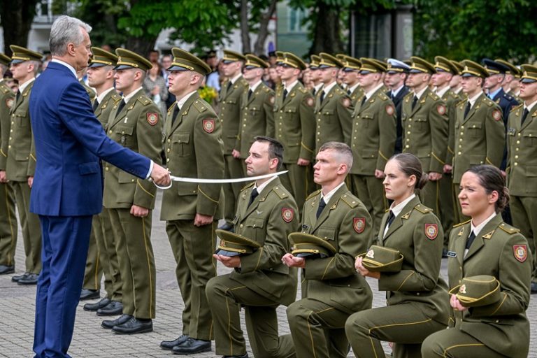 Pirmojo karininko (leitenanto) laipsnio suteikimo ceremonija LKA absolventams
