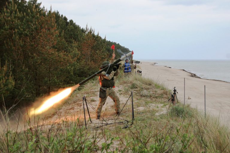 Lietuvos kariuomenės sandėlius papildė GROM raketų atsargos