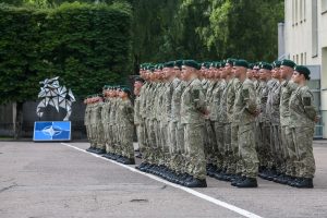  Jaunesniųjų karininkų vadų mokymų absolventams suteiktas pirmasis karininko laipsnis
