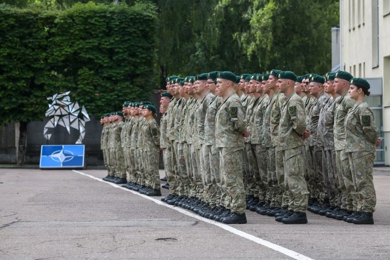 Jaunesniųjų karininkų vadų mokymų absolventams suteiktas pirmasis karininko laipsnis