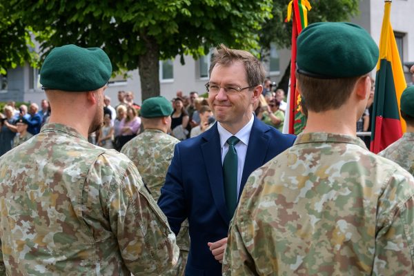  Jaunesniųjų karininkų vadų mokymų absolventams suteiktas pirmasis karininko laipsnis