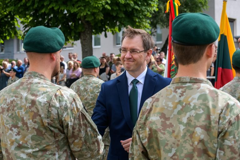  Jaunesniųjų karininkų vadų mokymų absolventams suteiktas pirmasis karininko laipsnis
