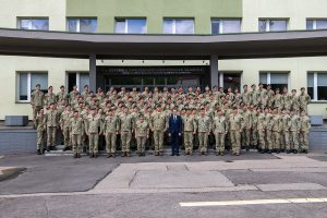  Jaunesniųjų karininkų vadų mokymų absolventams suteiktas pirmasis karininko laipsnis