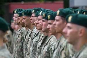  Jaunesniųjų karininkų vadų mokymų absolventams suteiktas pirmasis karininko laipsnis