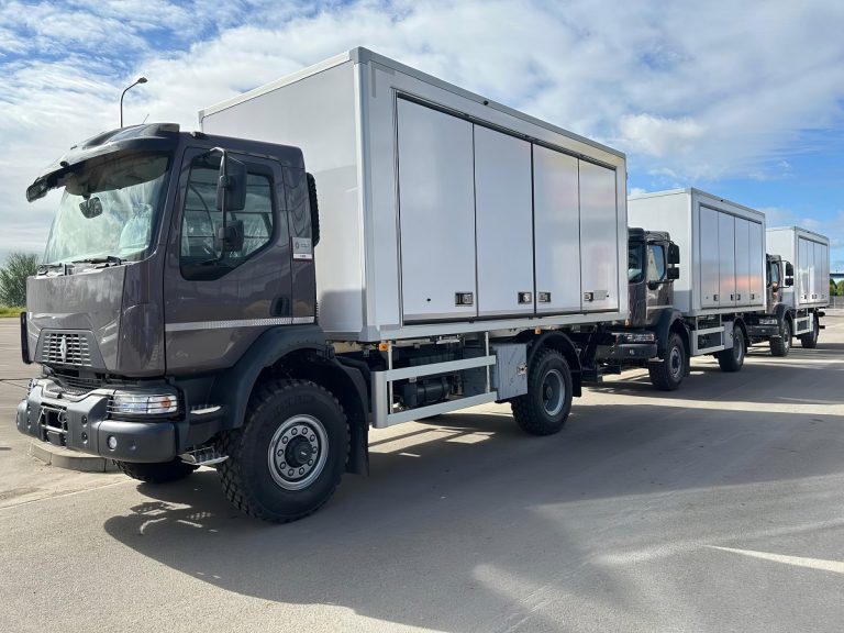 Lietuvos kariuomenės transporto priemonių parką papildė „Renault“ sunkvežimiai