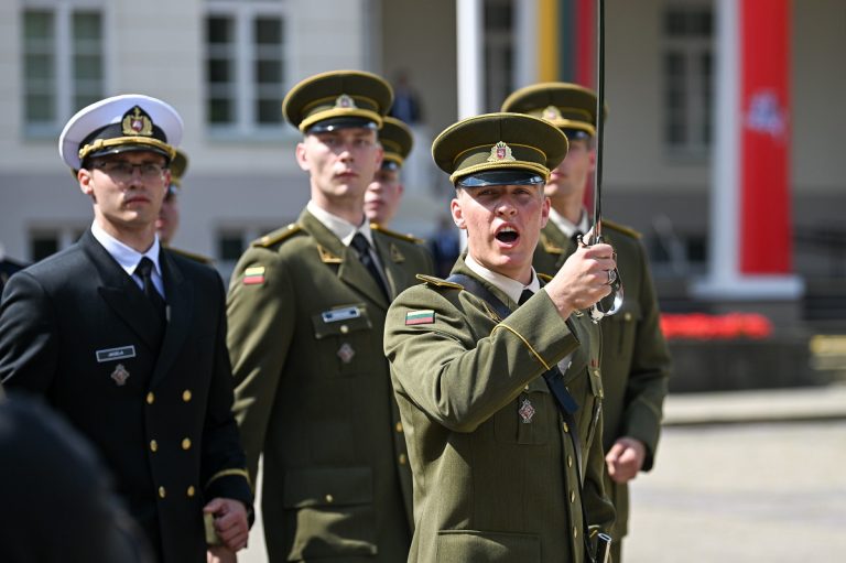 Siekiant laiku išvystyti diviziją ir sustiprinti Lietuvos karinius pajėgumus, KAM trečdaliu didina karininkų rengimą užsienyje