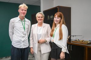 Midas ir Ieva. Susitikimas su krašto apsaugos viceministre Orijana Mašalė (KAM – A. Pliadžio nuotr.) „Moksleiviai į Vyriausybę“ dalyviai jau planuoja ateitį krašto apsaugos sistemoje