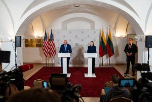  D. Šakalienė su M. Whitakeriu aptarė galimus papildomus pajėgumus Lietuvos oro gynybos stiprinimui