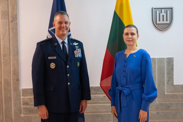 Ministrė D. Šakalienė susitiko su NATO pajėgų Europoje vyriausiuoju vadu: svarbiausias dėmesys – oro gynybos stiprinimui rytiniame Aljanso flange