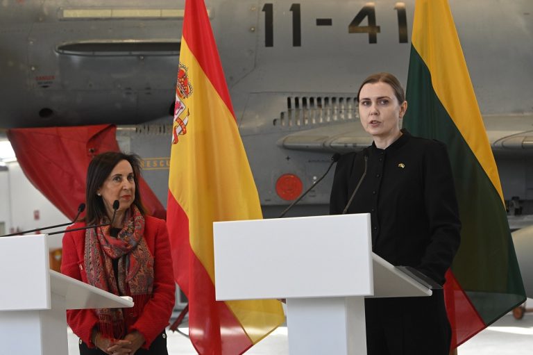 Krašto apsaugos ministrė susitiko su Ispanijos gynybos ministre: NATO turi nuo oro policijos pereiti prie oro gynybos