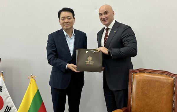 Viceministras T. Godliauskas susitiko su P. Korėjos gynybos komiteto pirmininku Sung Il-jong Nuo Vilniaus iki Seulo: KAM stiprina bendradarbiavimą su Indijos-Ramiojo vandenyno regionu gynybos srityje