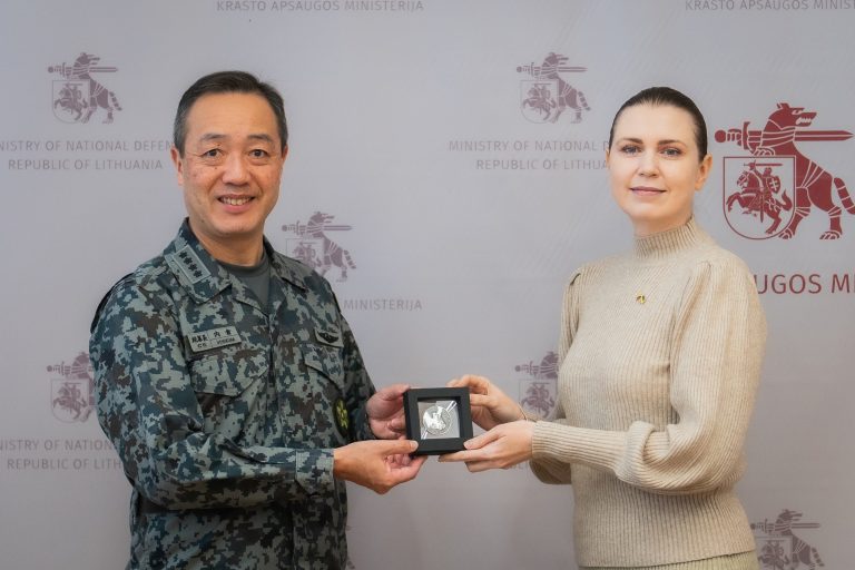 Ministrė D. Šakalienė su Japonijos kariuomenės vadu aptarė karinį bendradarbiavimą