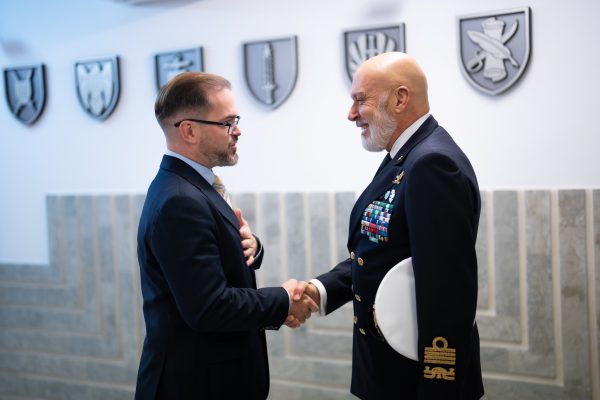  Ministras R. Kaunas su NATO karinio komiteto vadu aptarė oro gynybą