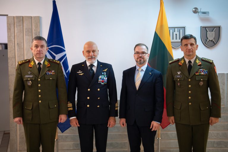 Ministras R. Kaunas su NATO karinio komiteto vadu aptarė oro gynybą