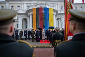  D. Šakalienė Krašto apsaugos ministerijos vėliavą perdavė R. Kaunui