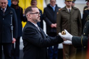  D. Šakalienė Krašto apsaugos ministerijos vėliavą perdavė R. Kaunui