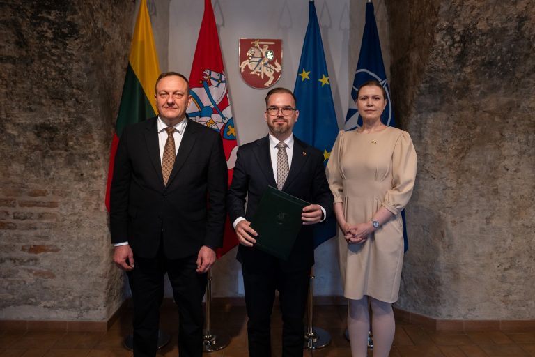  D. Šakalienė Krašto apsaugos ministerijos vėliavą perdavė R. Kaunui
