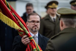  D. Šakalienė Krašto apsaugos ministerijos vėliavą perdavė R. Kaunui