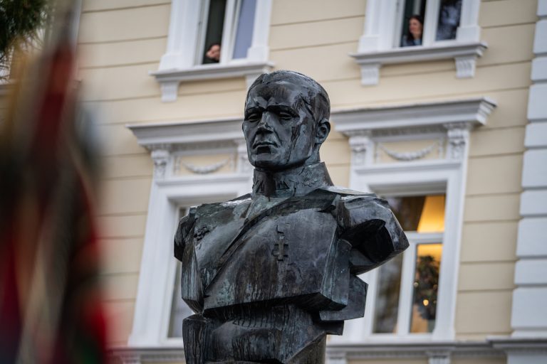  Former Minister of National Defence D. Šakalienė passed the Ministry colors to R. Kaunas