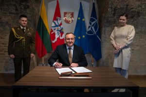  D. Šakalienė Krašto apsaugos ministerijos vėliavą perdavė R. Kaunui