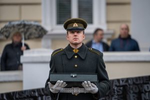 D. Šakalienė Krašto apsaugos ministerijos vėliavą perdavė R. Kaunui