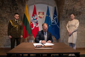  Former Minister of National Defence D. Šakalienė passed the Ministry colors to R. Kaunas